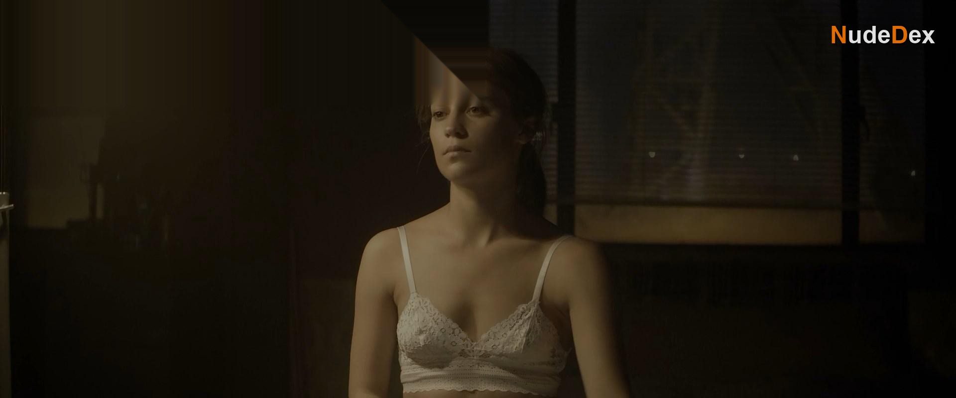 Alicia Vikander in Earthquake Bird, photo 20