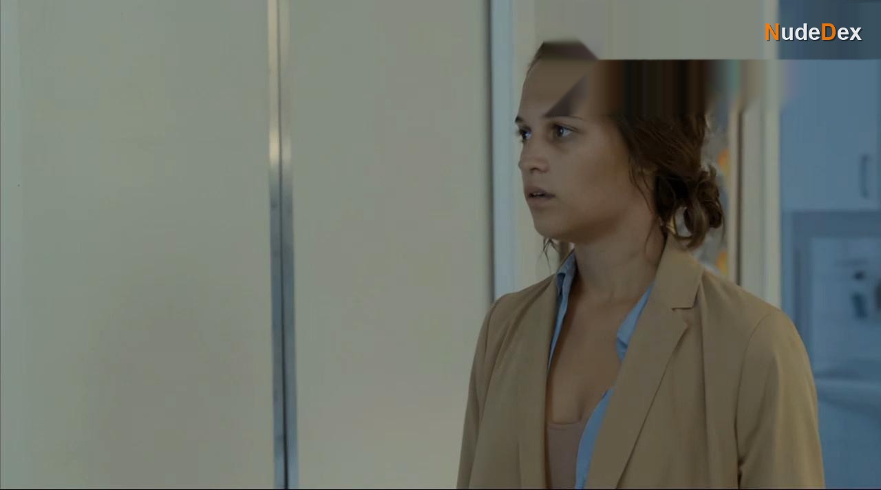 Alicia Vikander in Hotel, photo 8