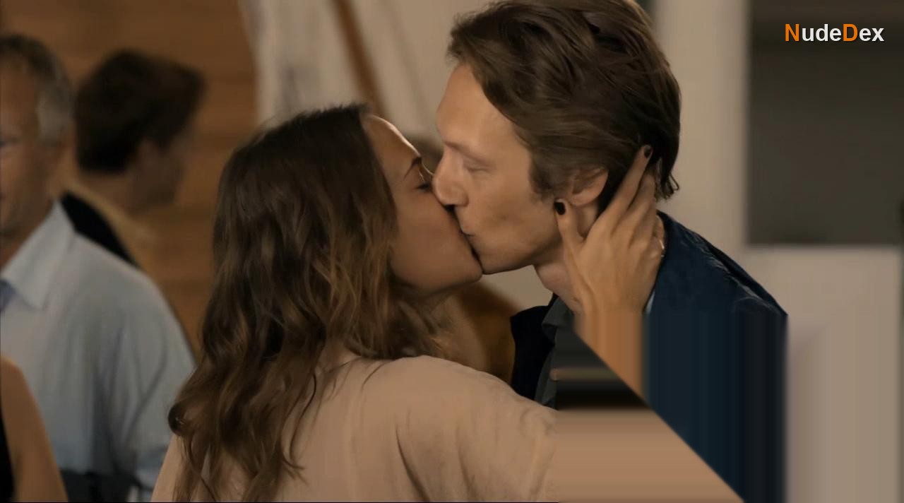Alicia Vikander in Hotel, photo 10