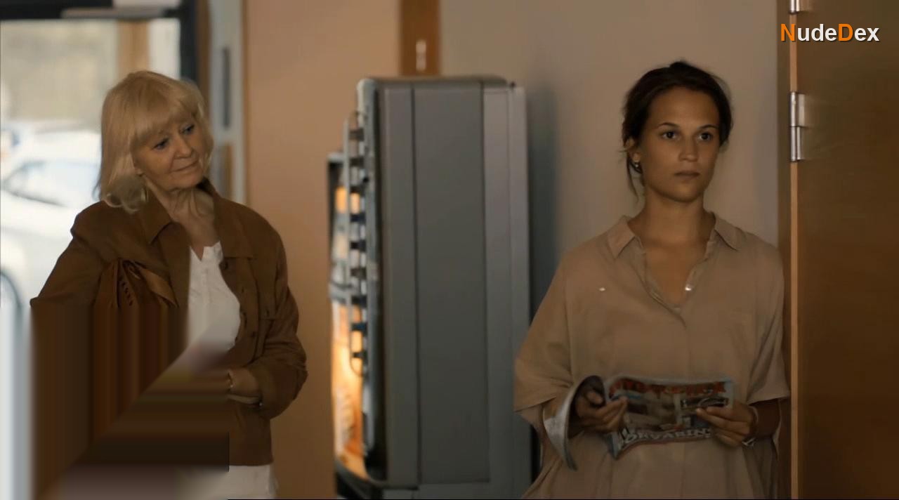 Alicia Vikander in Hotel, photo 14