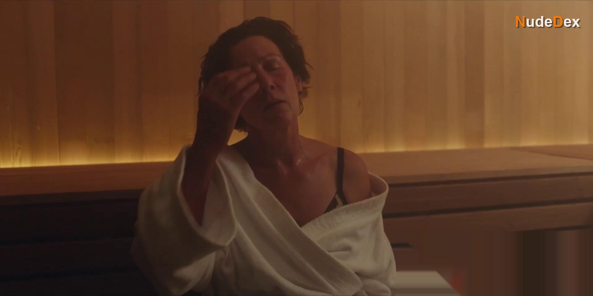 Alison Bruce in Hot Mother, photo 5