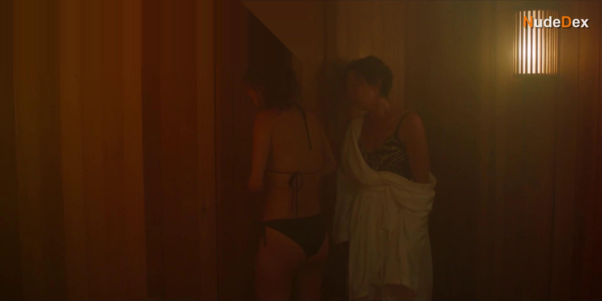 Alison Bruce in Hot Mother, photo 6