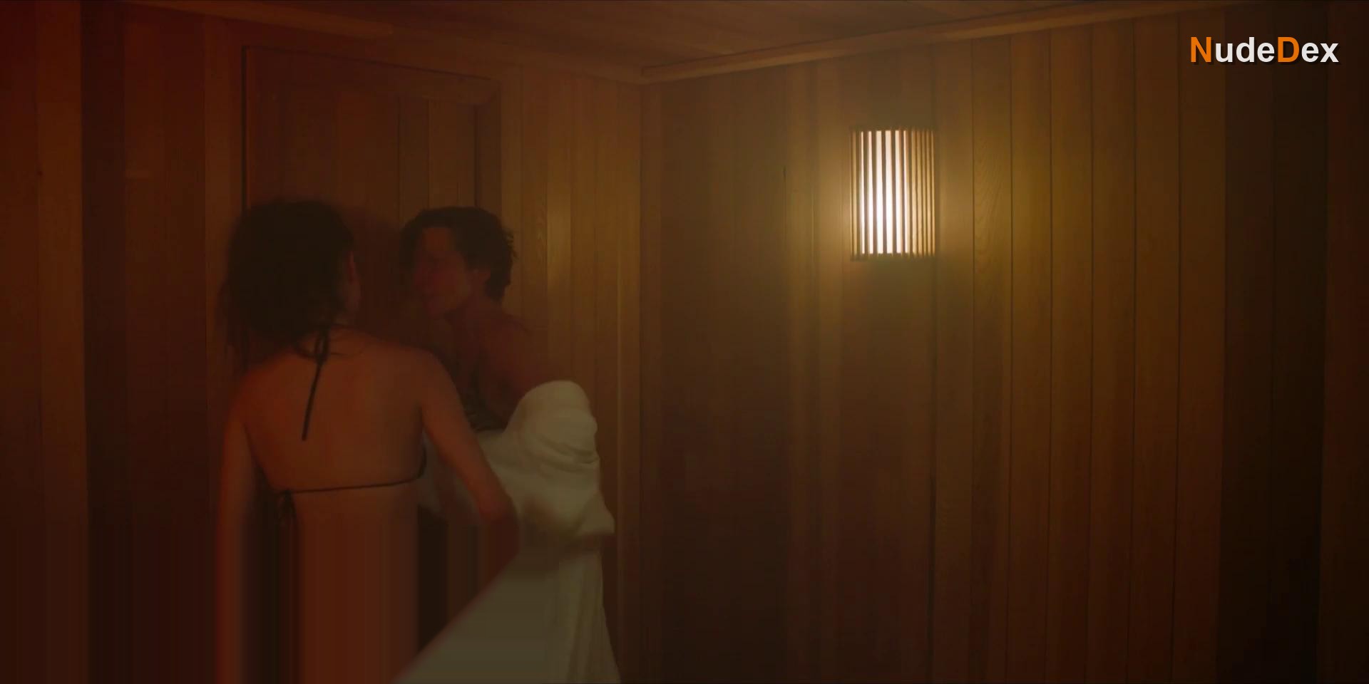 Alison Bruce in Hot Mother, photo 8
