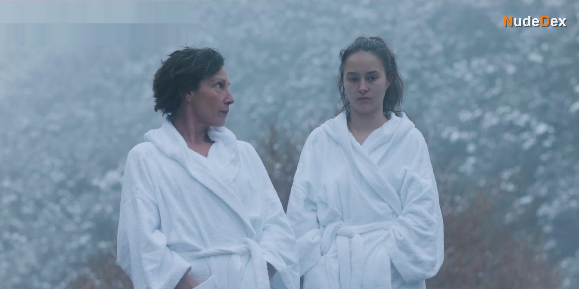 Alison Bruce in Hot Mother, photo 10