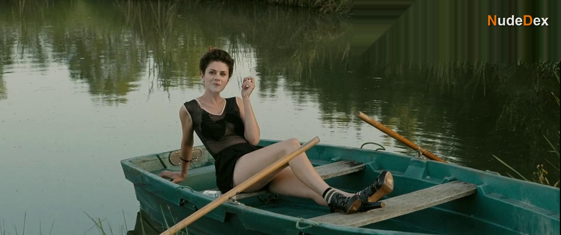 Amelie Glenn in It Boy, photo 4