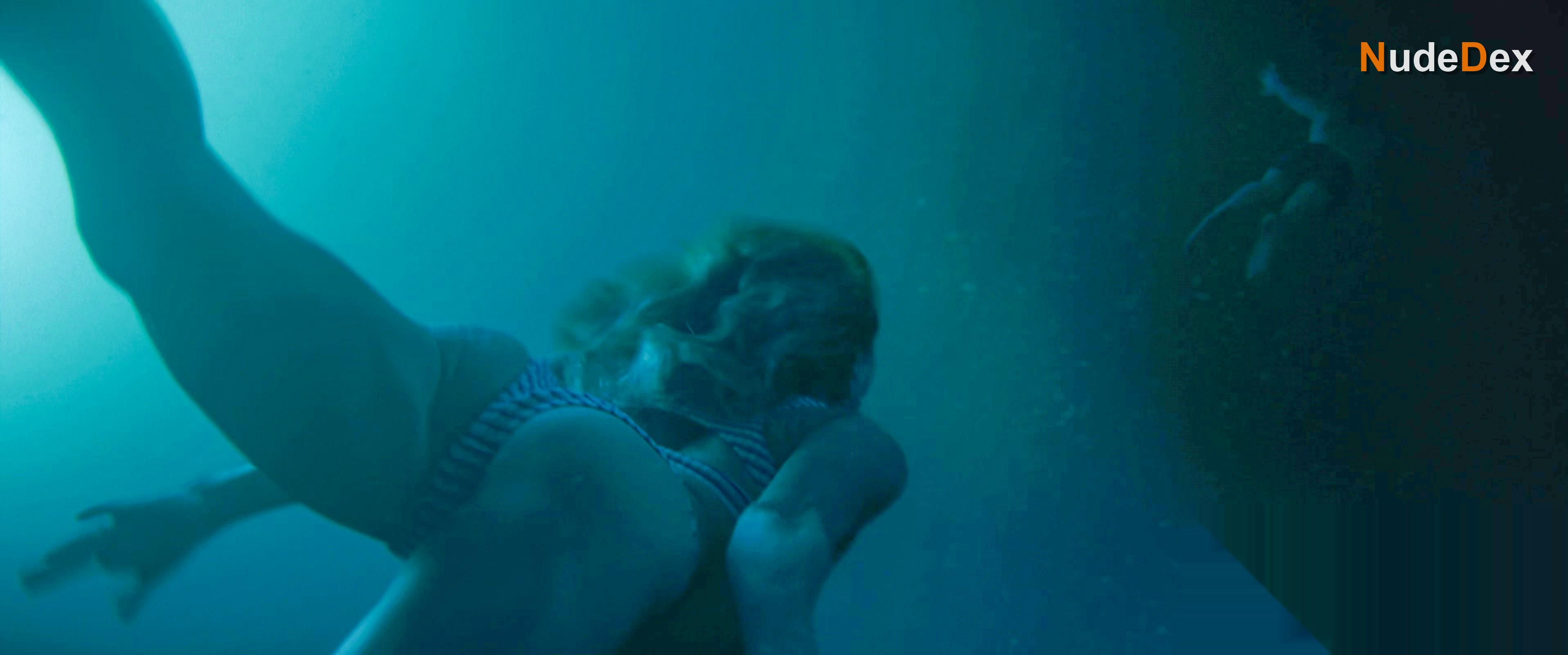 Amelie Hoeferle in Night Swim, photo 2