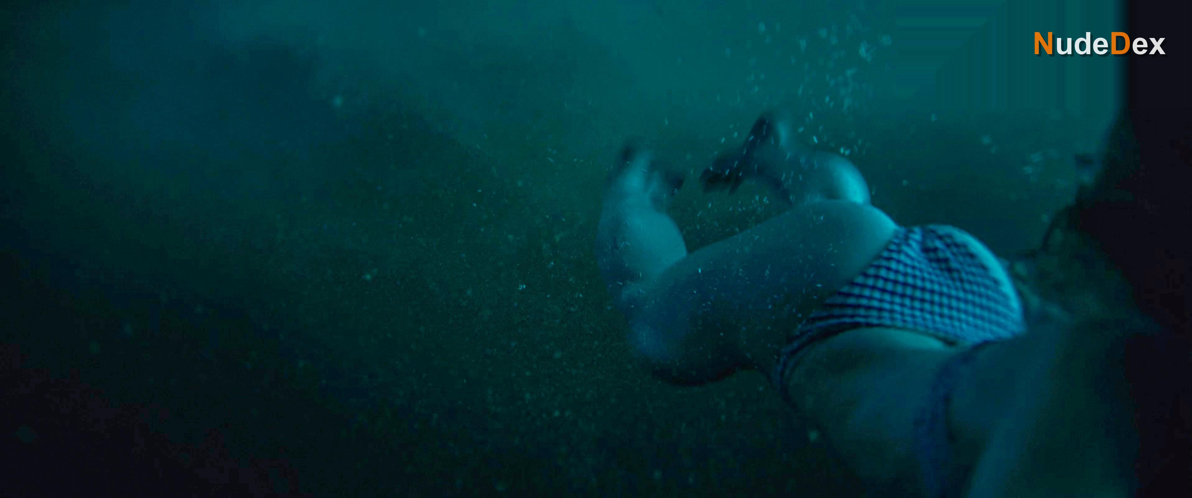 Amelie Hoeferle in Night Swim, photo 4