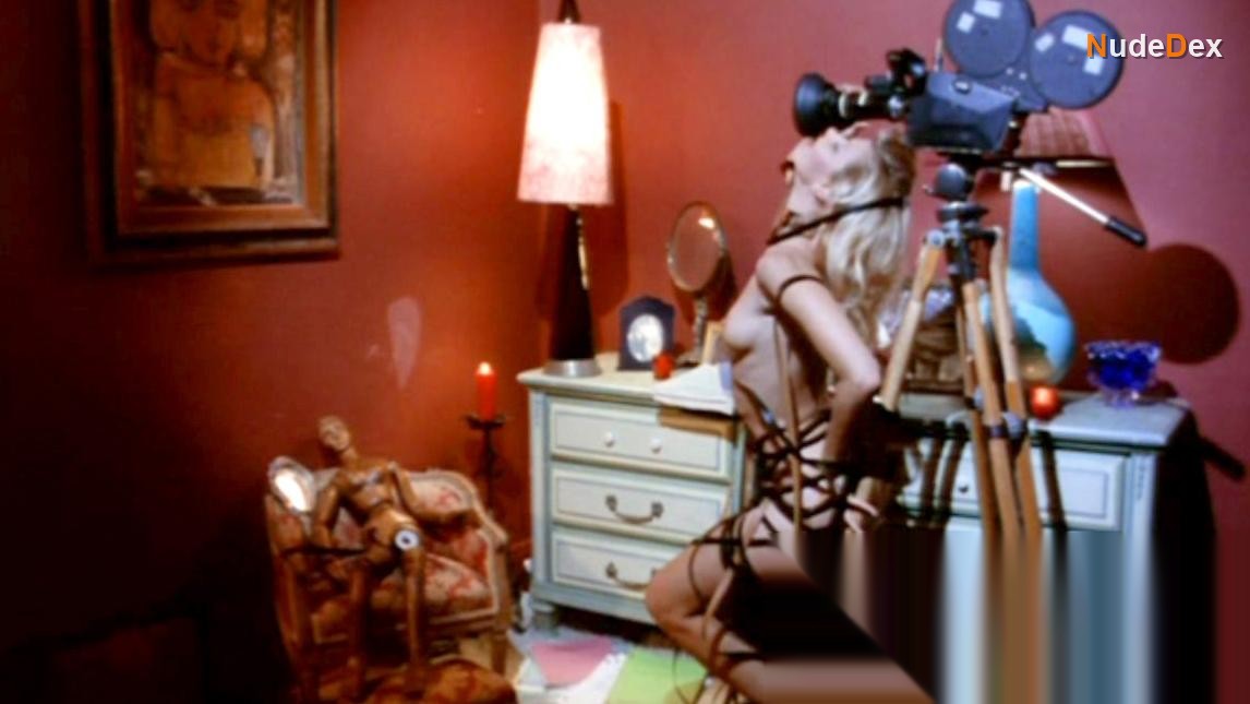 Amy Lindsay in Dreamers, photo 2