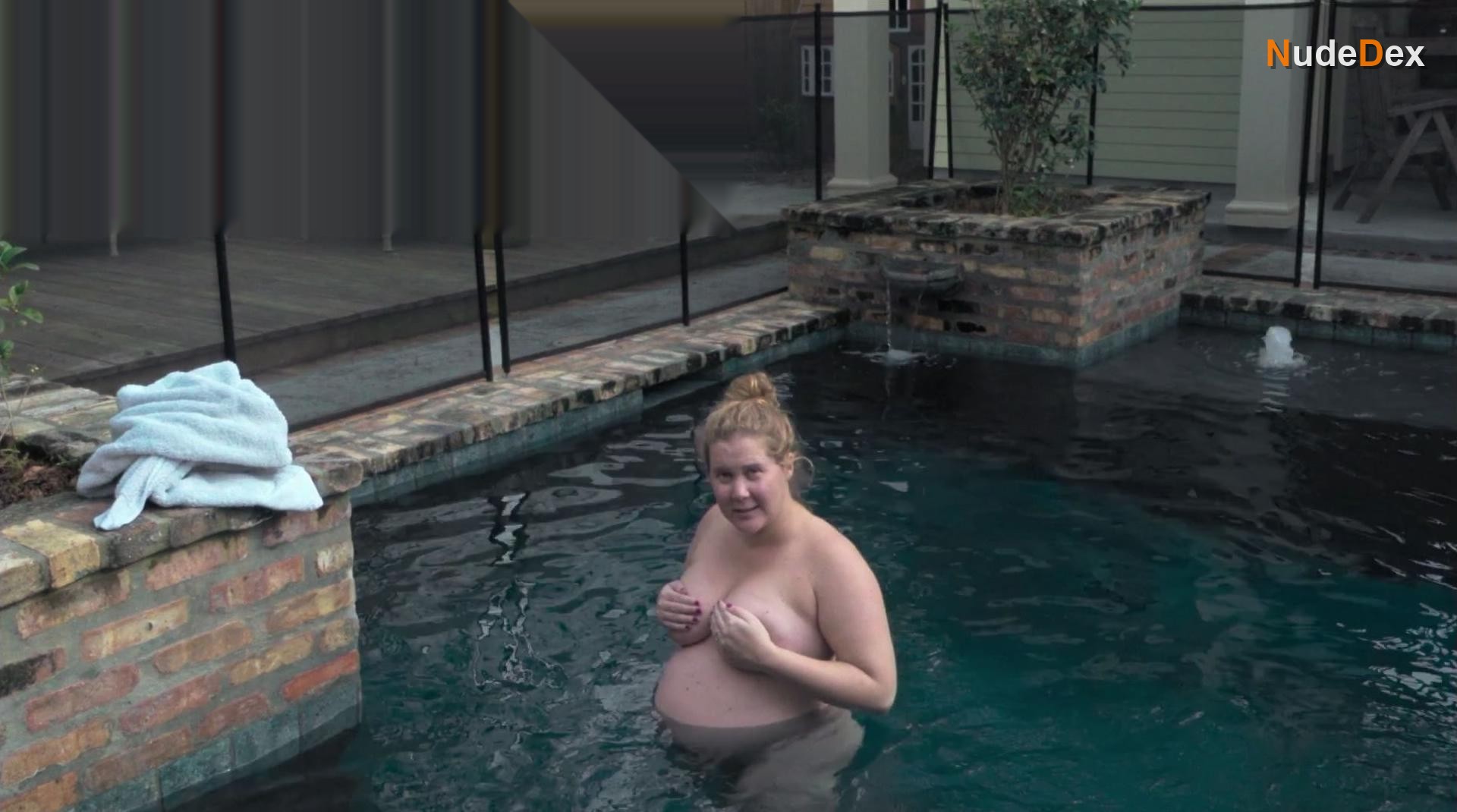 Amy Schumer in Expecting Amy, photo 11