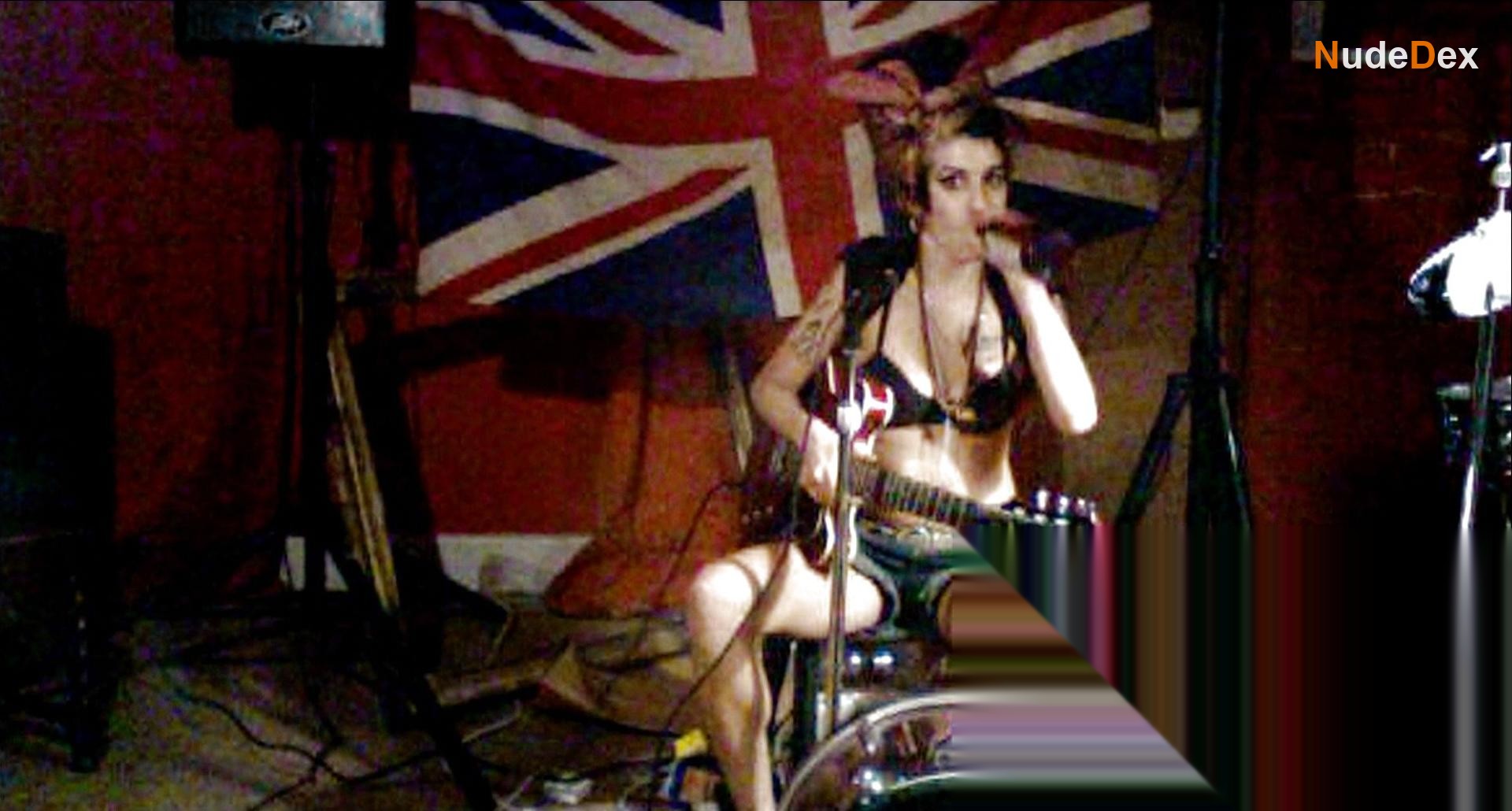 Amy Winehouse in Amy, photo 8