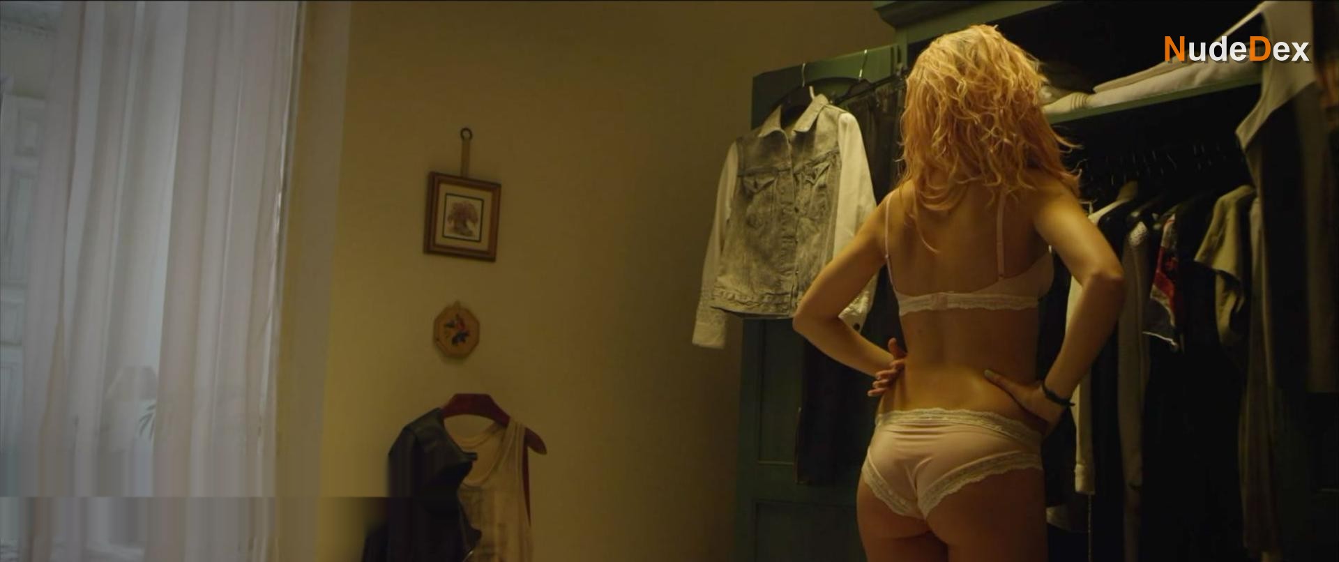 Ana De Armas in Forahandfulofkisses, photo 2