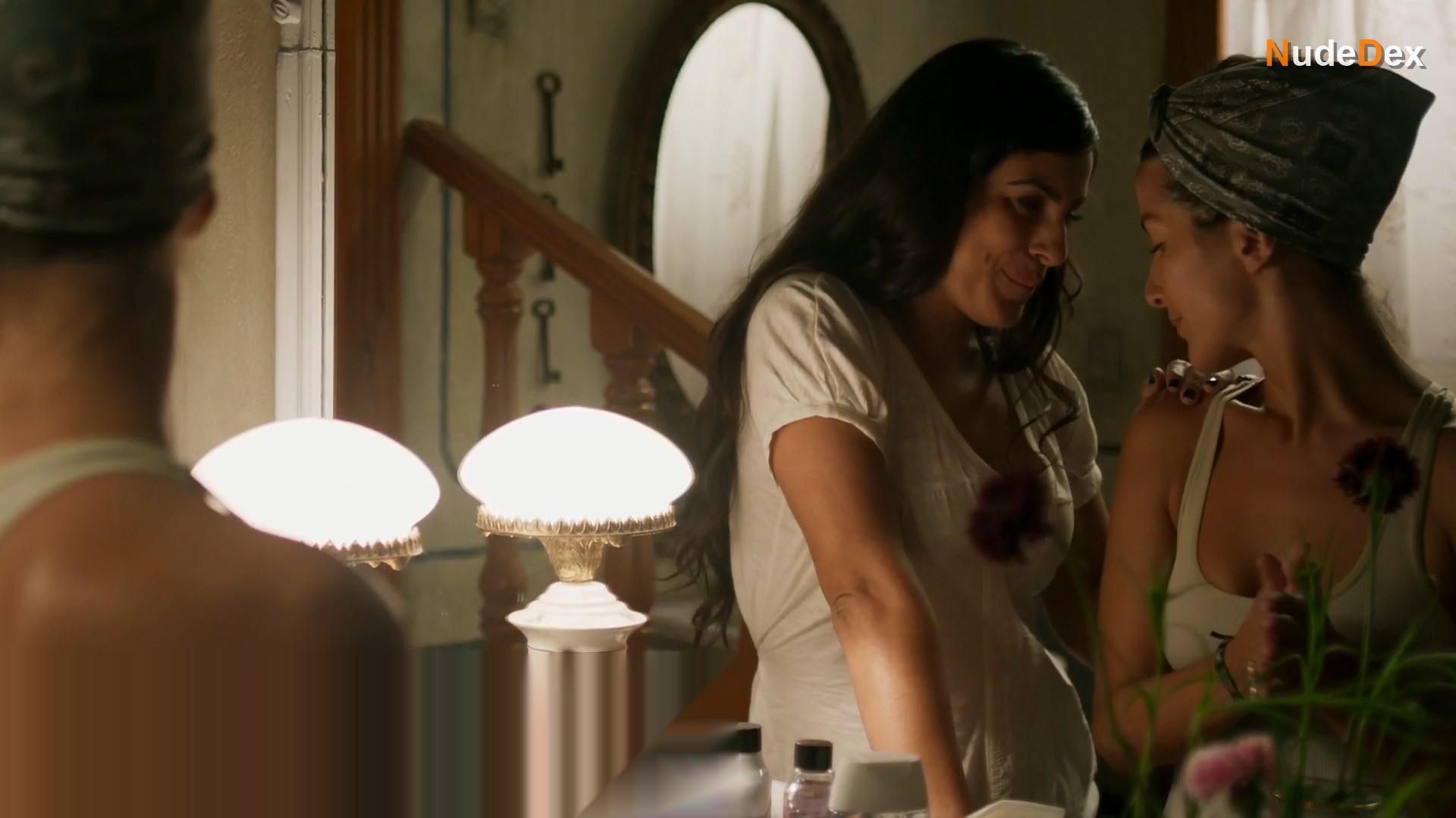 Ana De La Reguera in Las Aparicio, photo 3