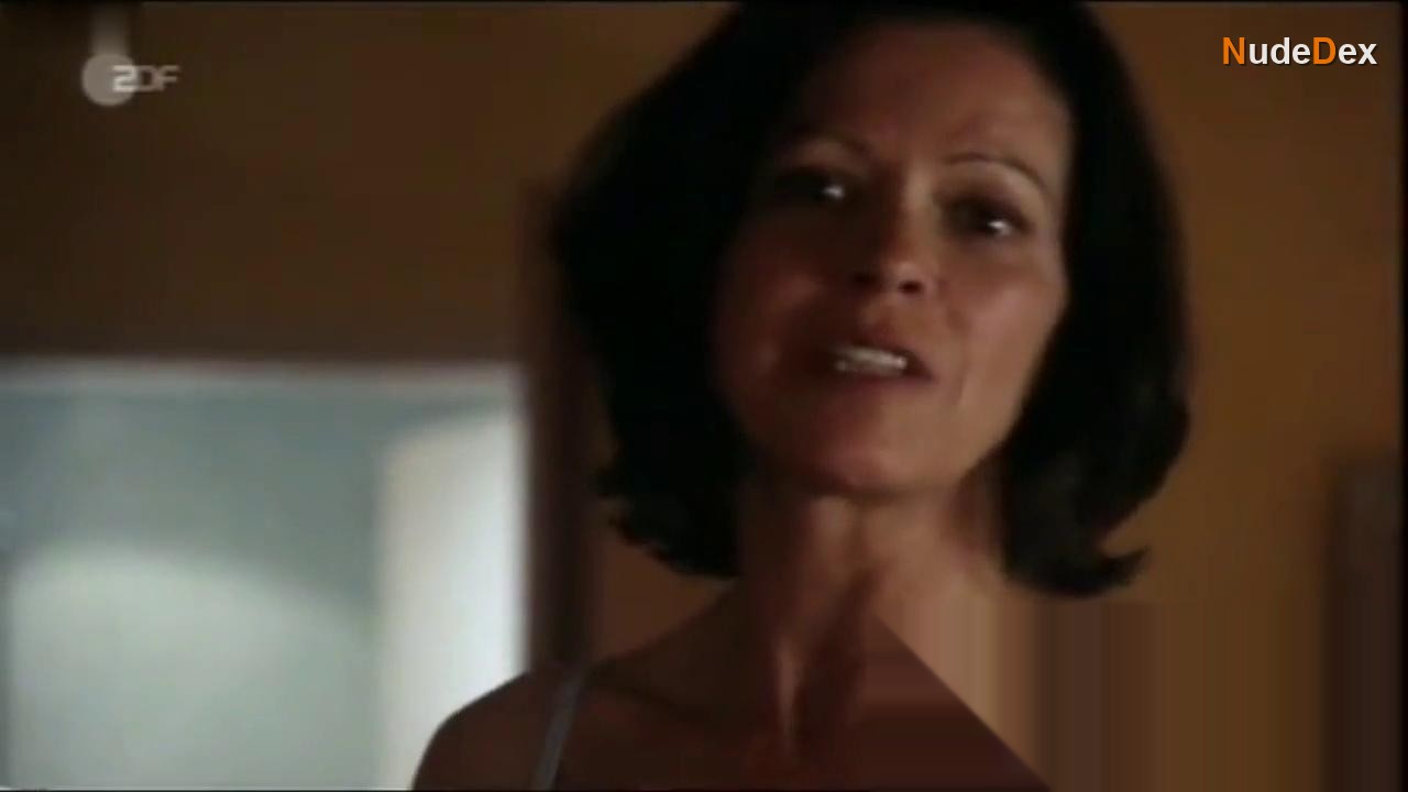Angela Roy in Kalter Fruhling, photo 5
