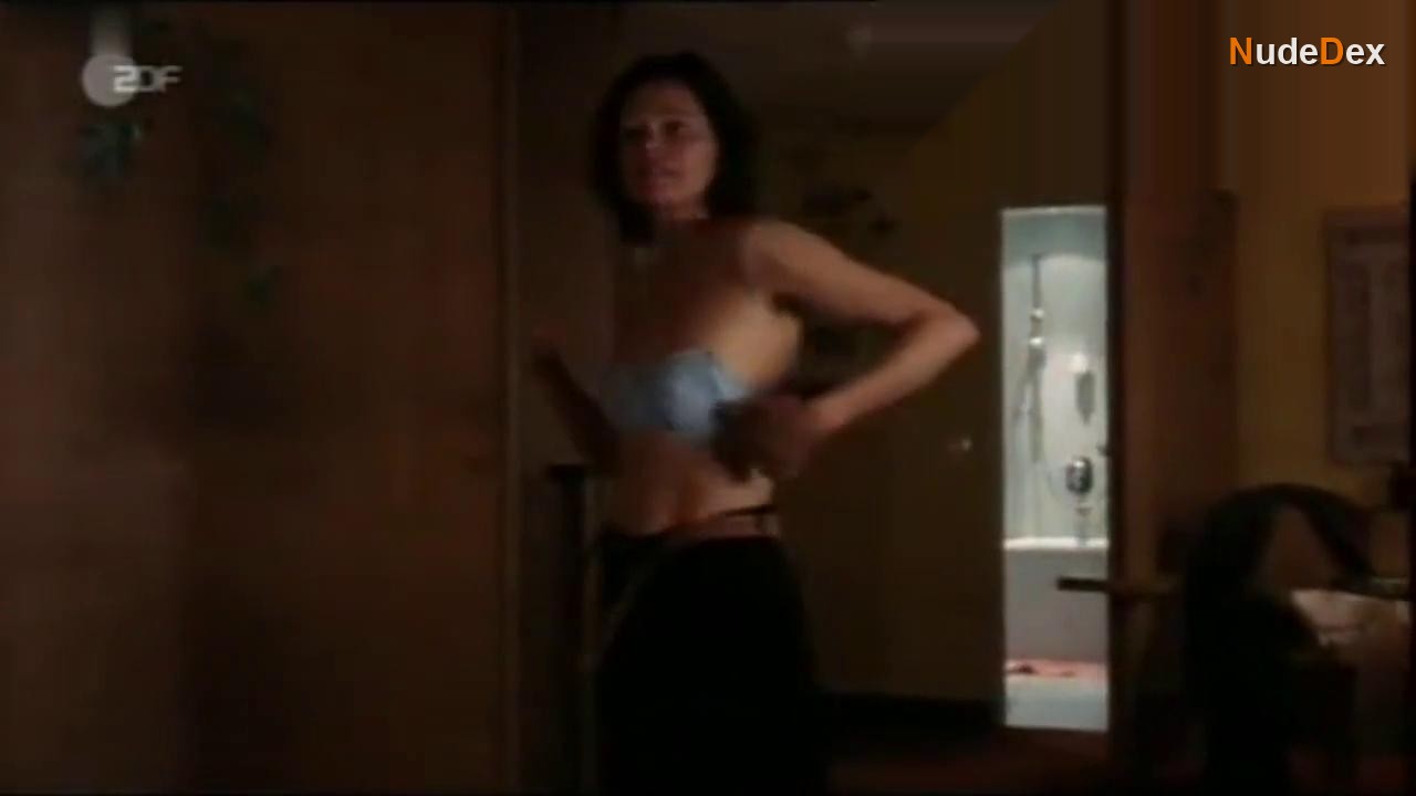 Angela Roy in Kalter Fruhling, photo 16
