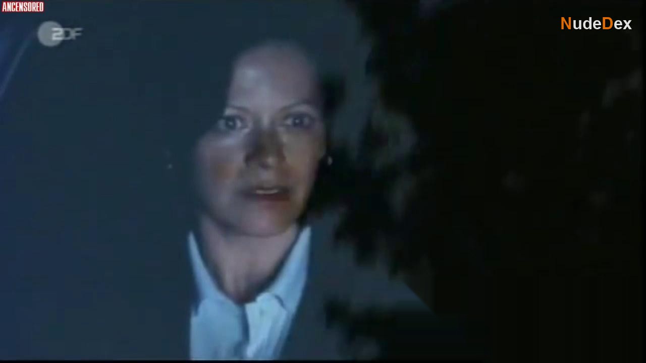 Angela Roy in Kalter Fruhling, photo 17