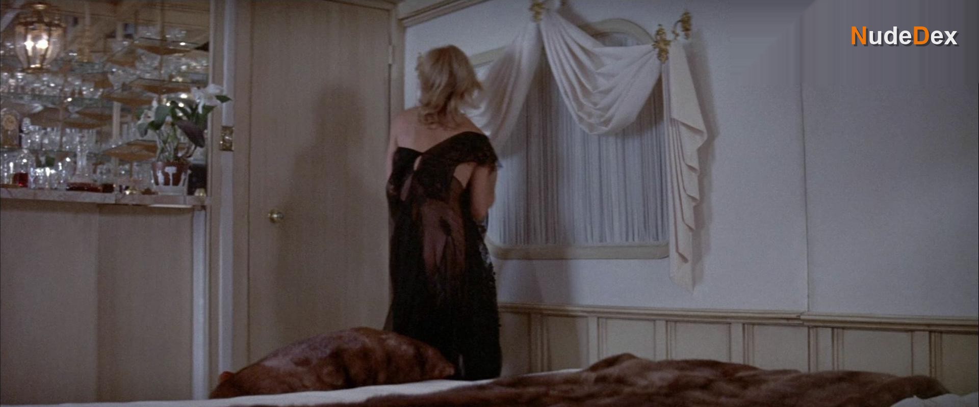Angel Tompkins in Prime Cut, photo 4