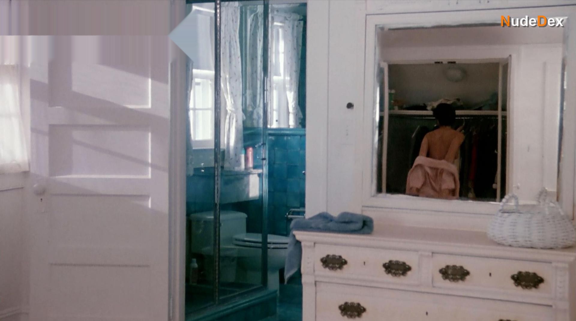 Annabella Sciorra in Whispers In The Dark, photo 5