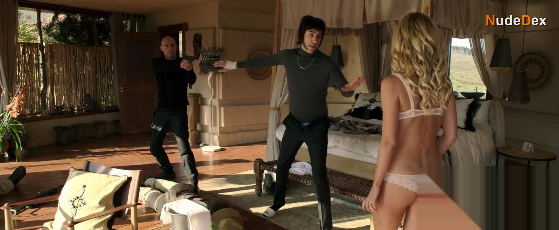 Annabelle Wallis in The Brothers Grimsby, photo 1