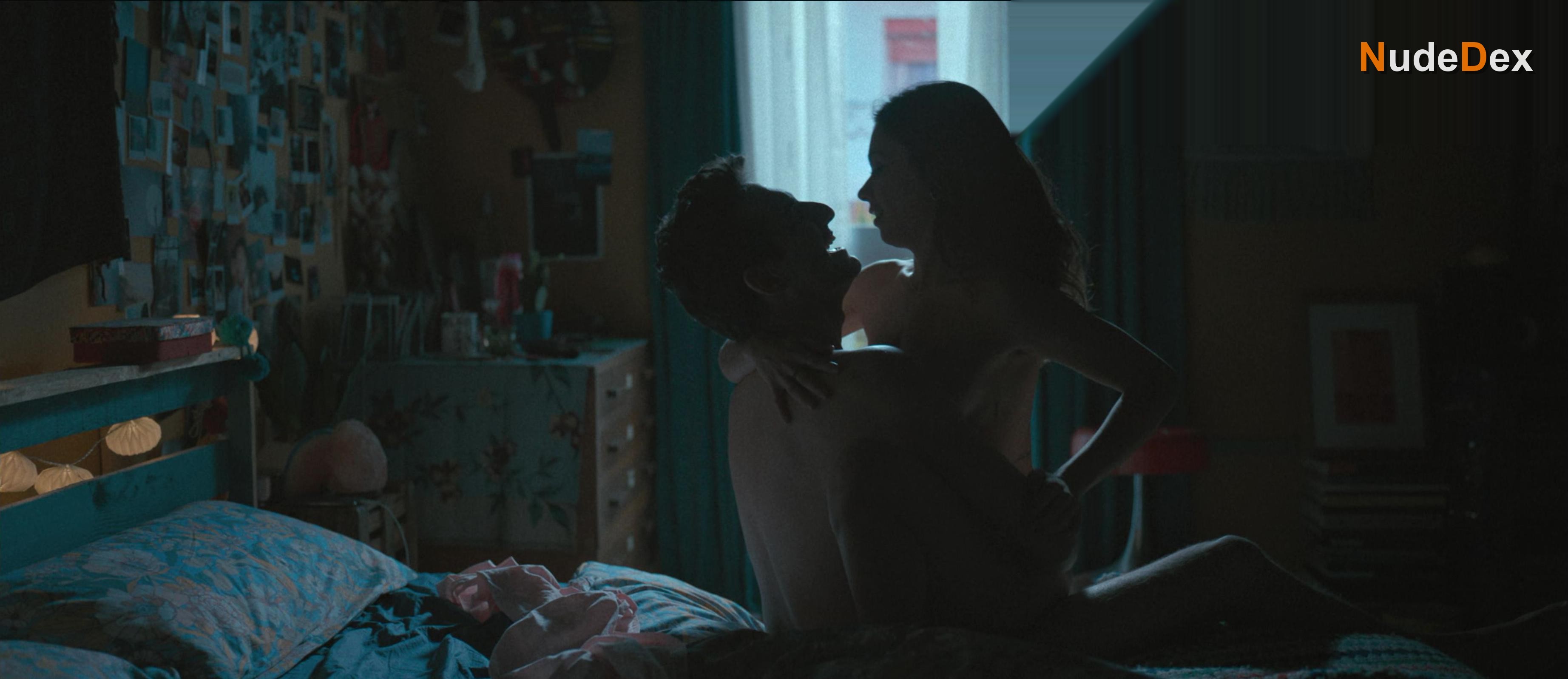 Anna Castillo in More The Merrier, photo 2