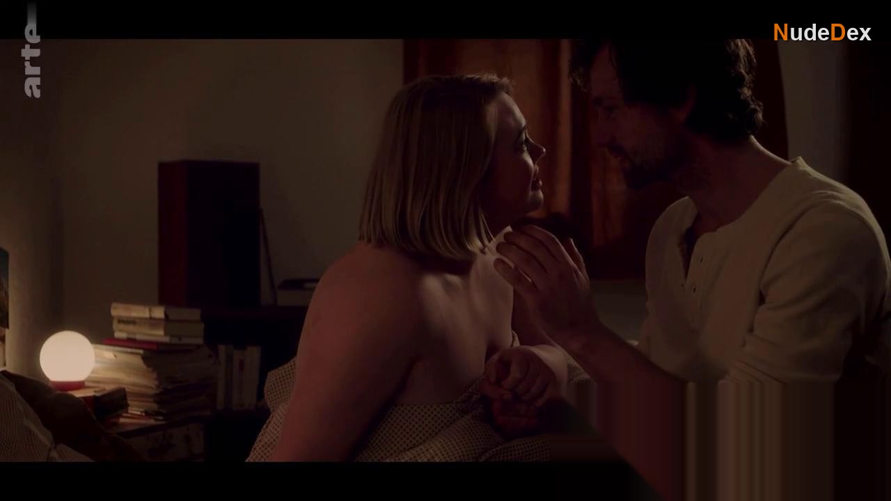 Anna Florkowski in Petting Statt Pershing, photo 1