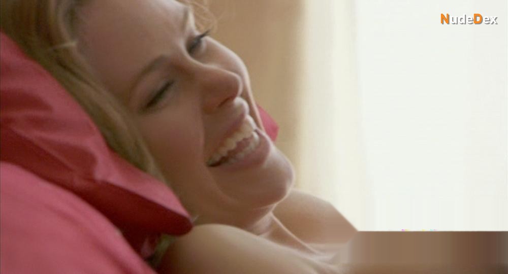 Anna Hutchison in Underbelly, photo 7