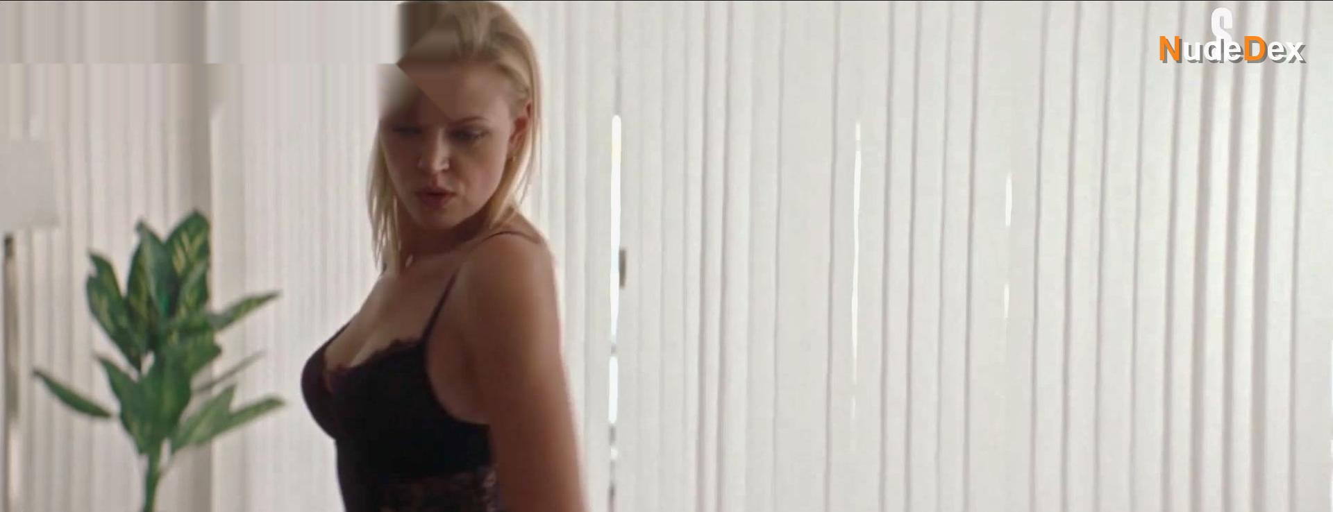 Anna Kotova in Sisters, photo 13