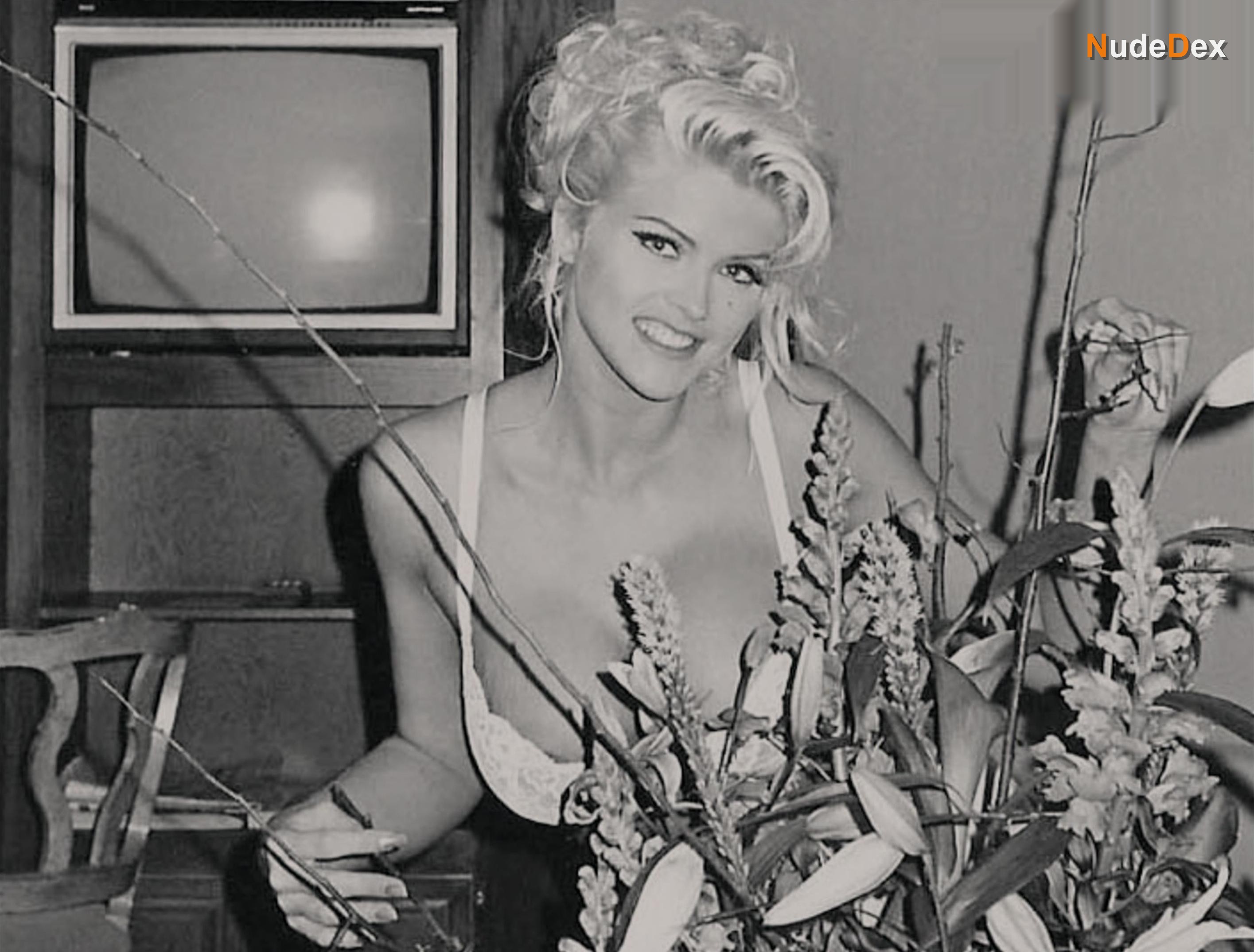 Anna Nicole Smith in Anna Nicole Smith You Don T Know Me, photo 9