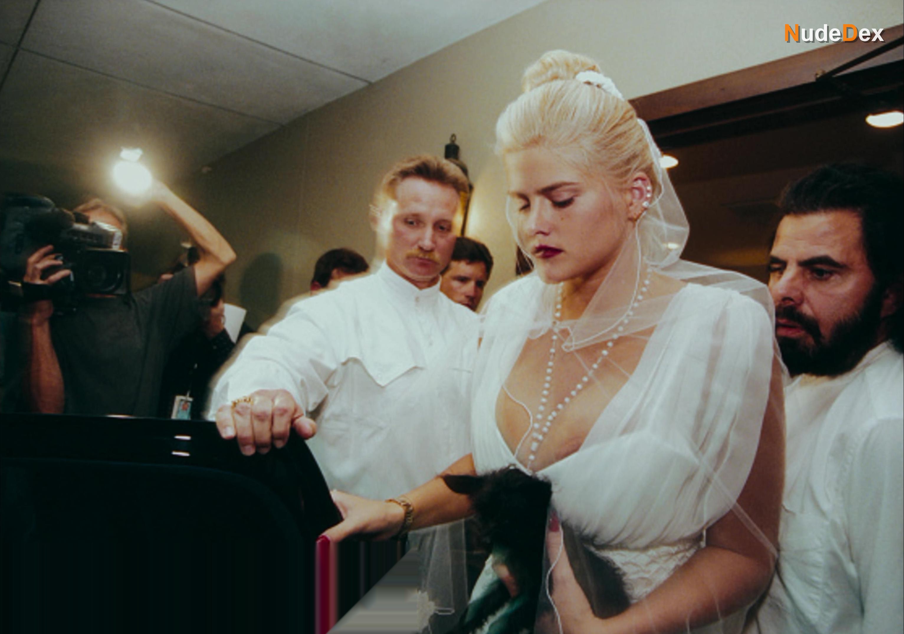Anna Nicole Smith in Anna Nicole Smith You Don T Know Me, photo 11