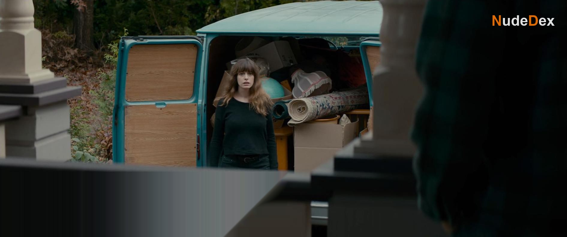 Anne Hathaway in Colossal, photo 1