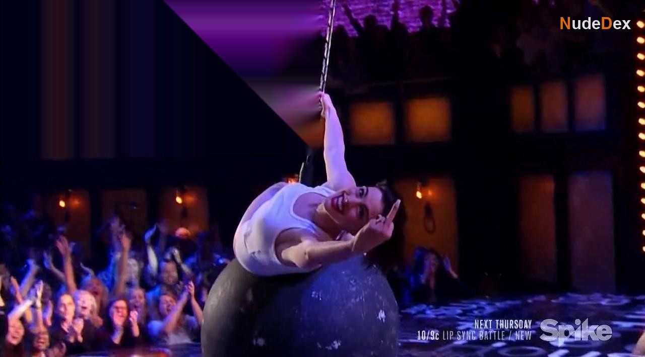 Anne Hathaway in Lip Sync Battle, photo 4