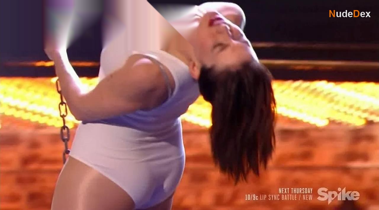Anne Hathaway in Lip Sync Battle, photo 6