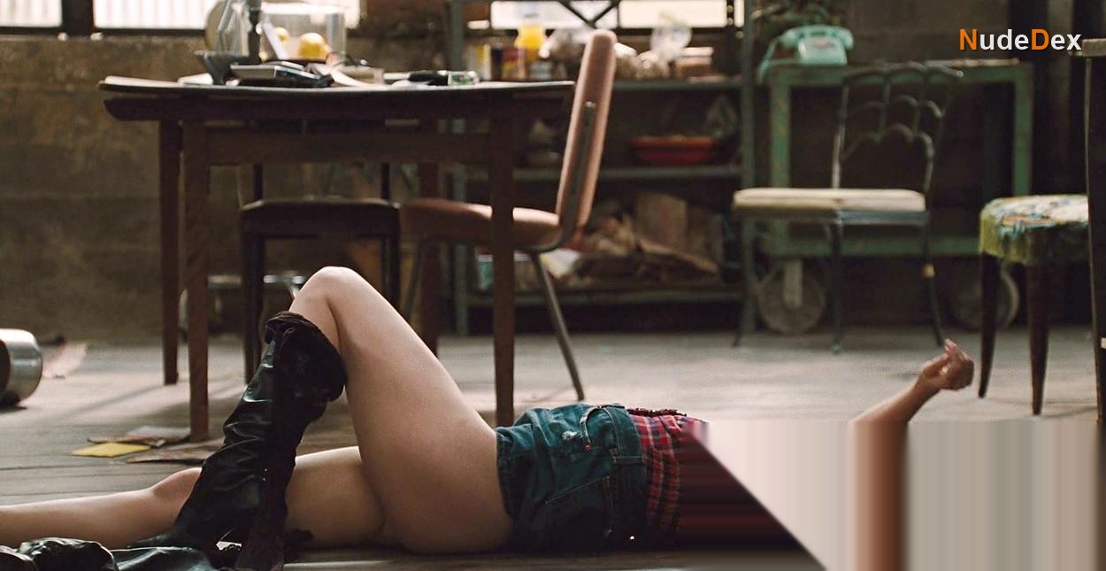 Anne Hathaway in Love And Other Drugs, photo 4