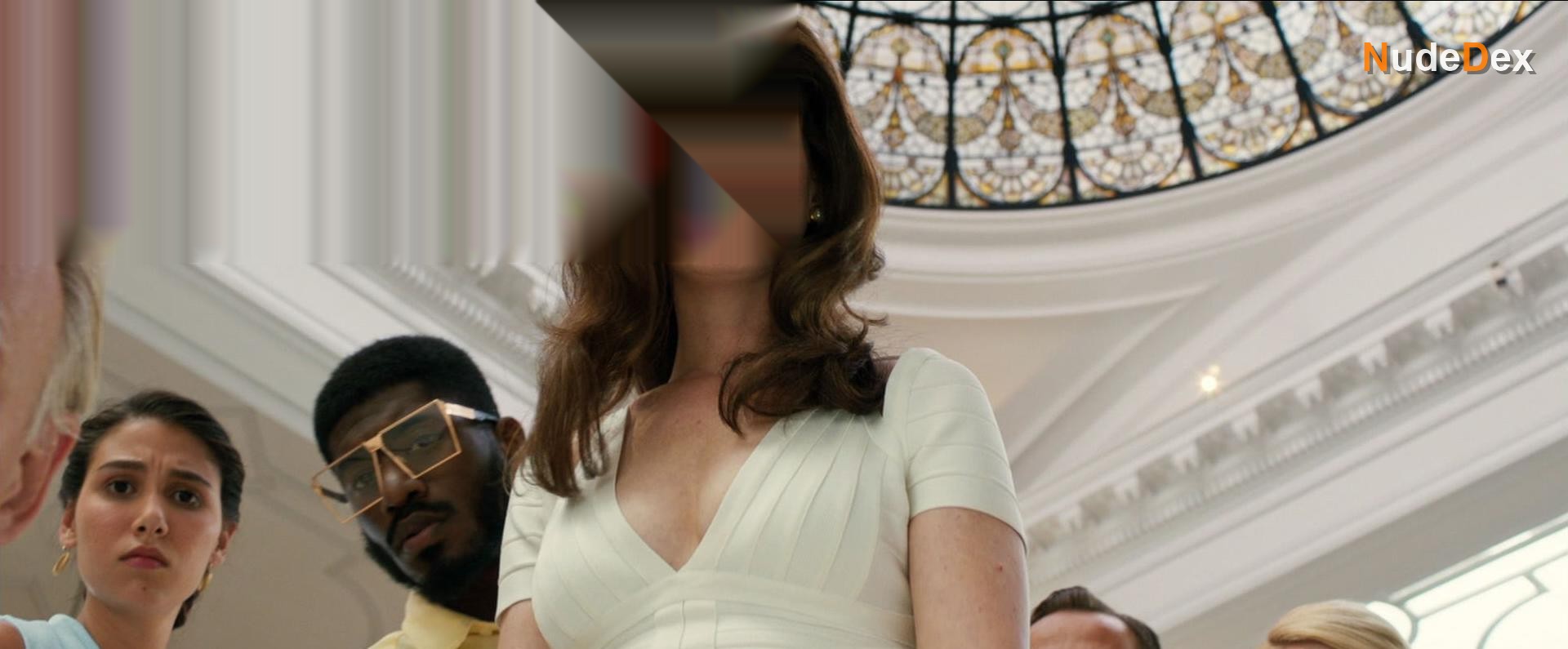 Anne Hathaway in The Hustle, photo 2