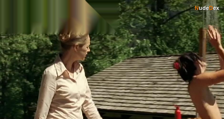 Anneke Schwabe in In Den Besten Familien, photo 3