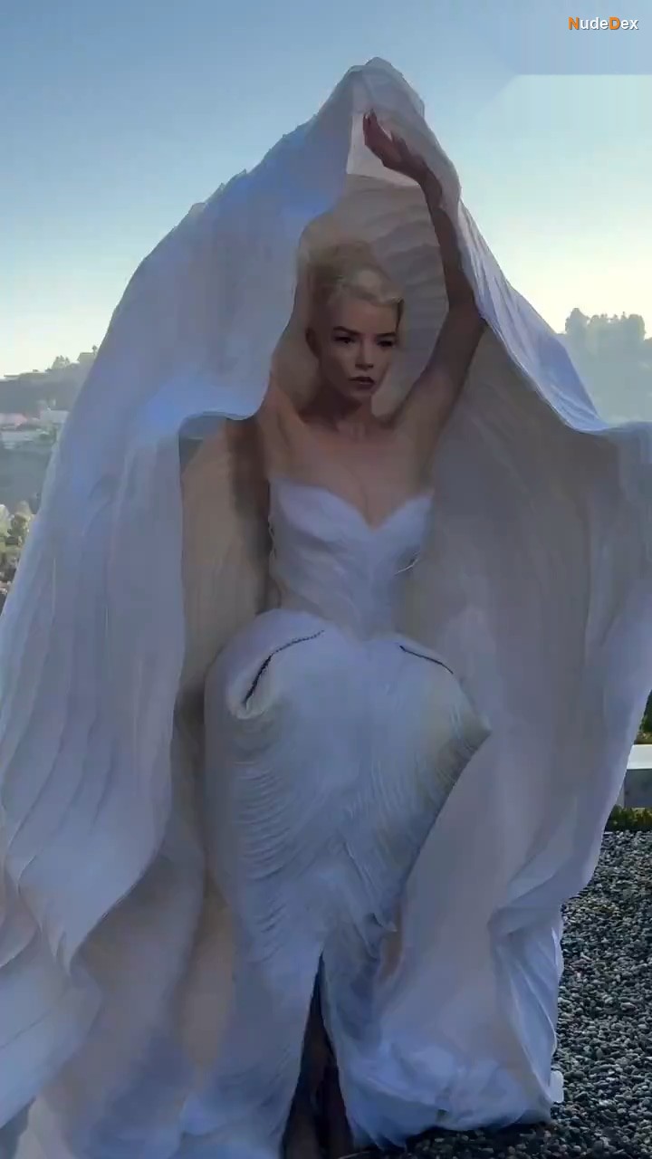Anya Taylor-joy in Elle Magazine, photo 6