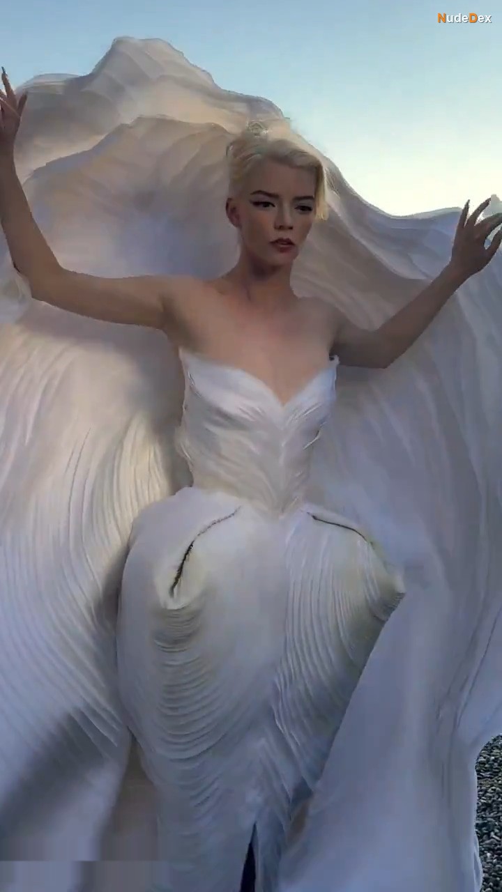 Anya Taylor-joy in Elle Magazine, photo 16