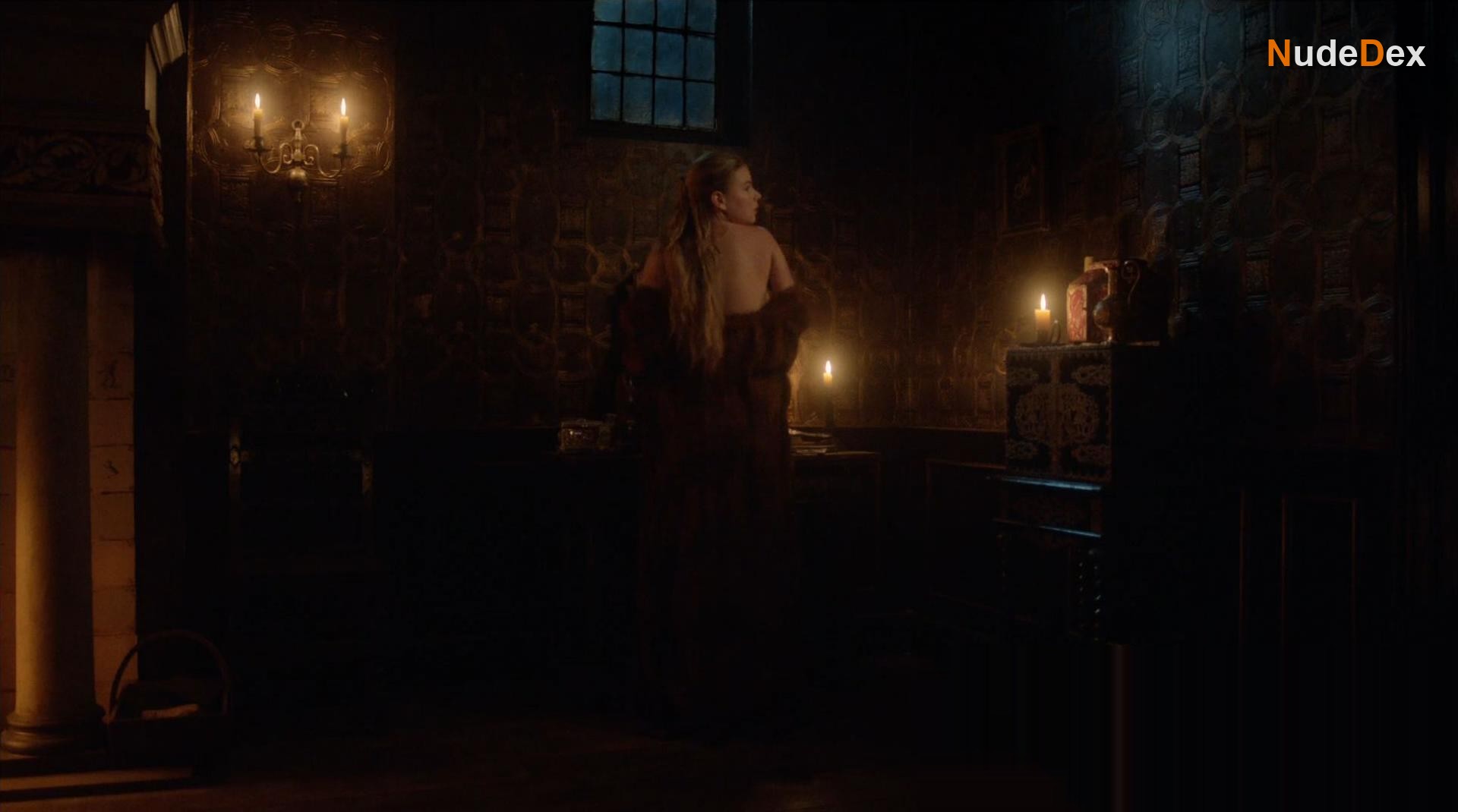 Anya Taylor-joy in The Miniaturist, photo 1