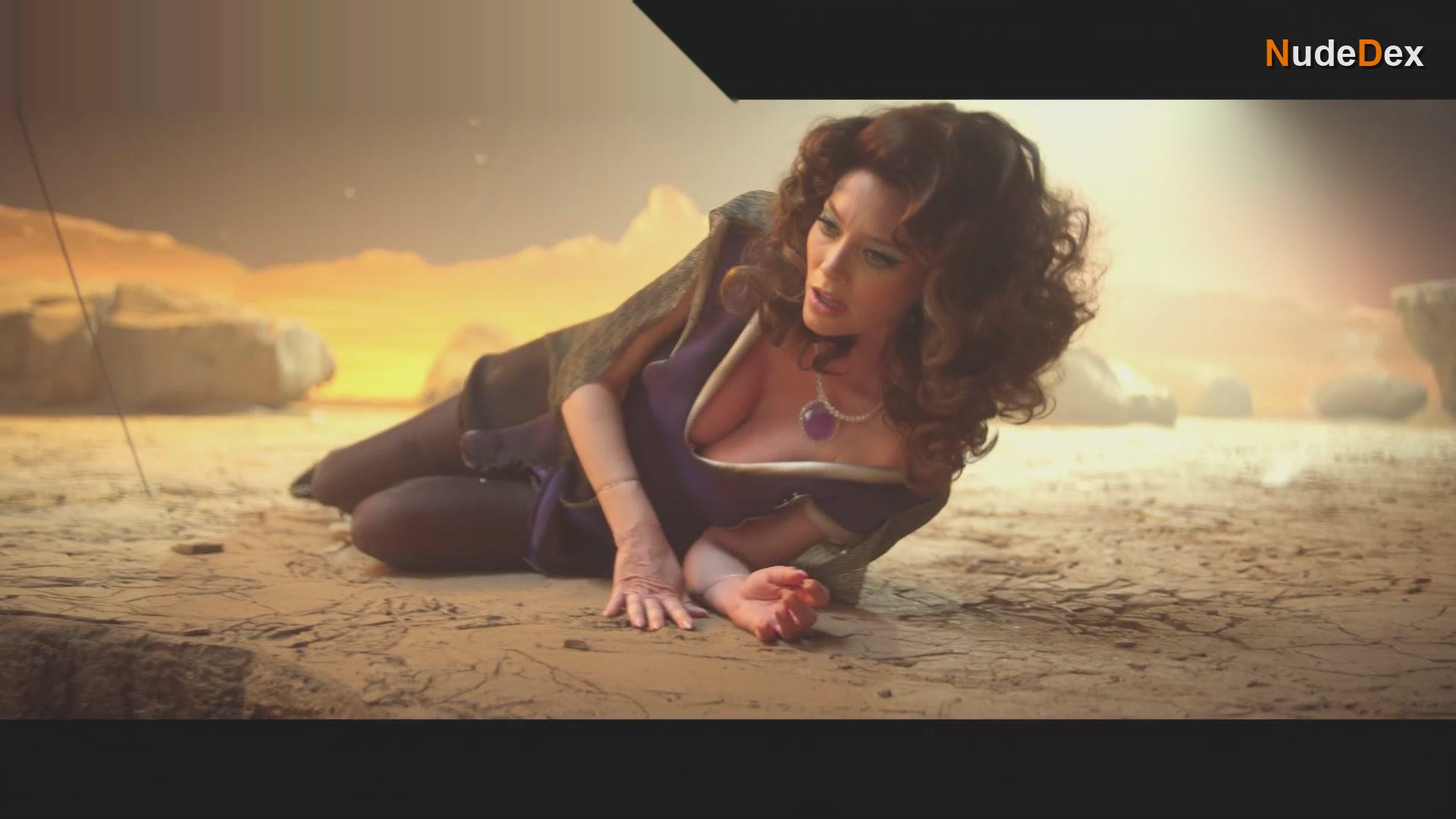 April Bowlby in Doom Patrol, photo 1