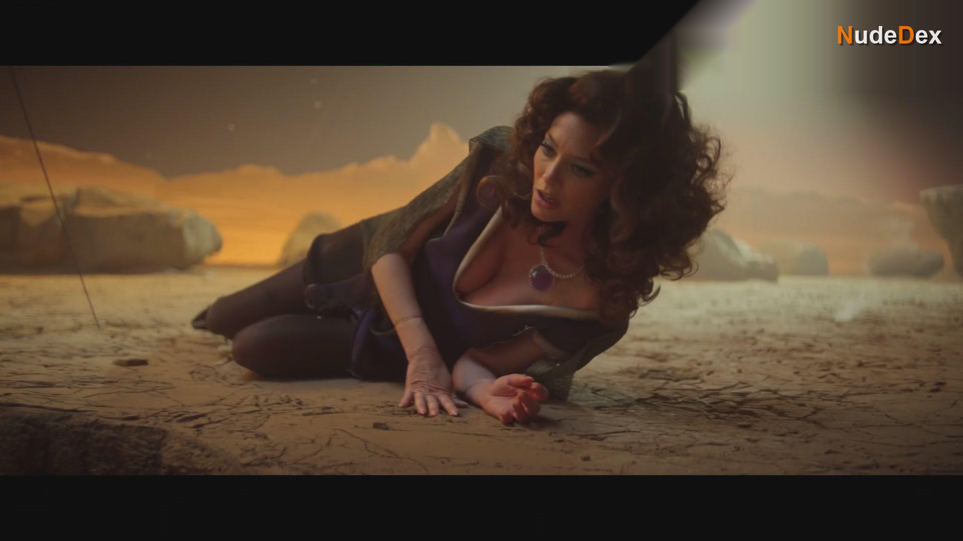 April Bowlby in Doom Patrol, photo 6