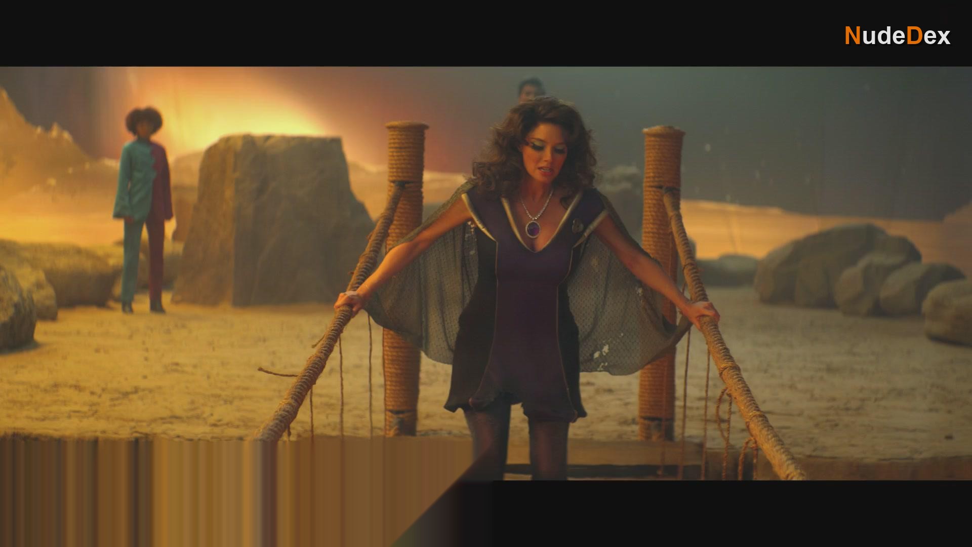April Bowlby in Doom Patrol, photo 17