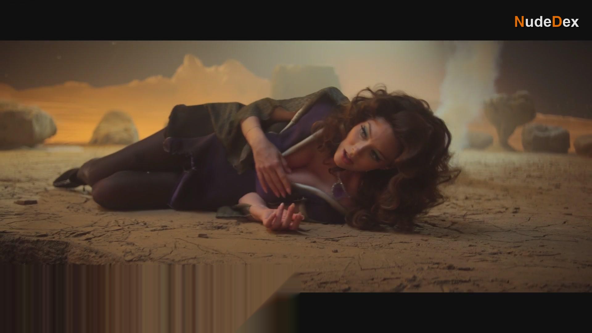 April Bowlby in Doom Patrol, photo 26