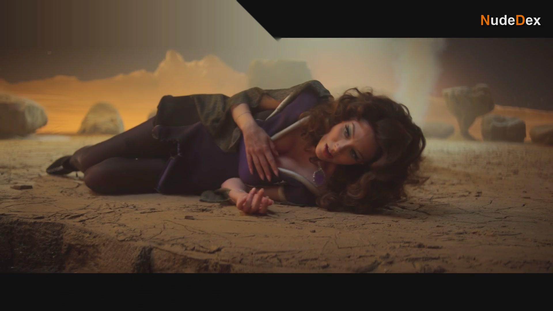 April Bowlby in Doom Patrol, photo 30