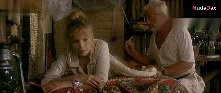 Arielle Dombasle in Amazone, photo 3