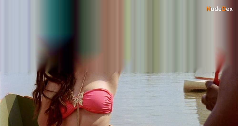 Ashton Leigh in Swamp Shark, photo 3