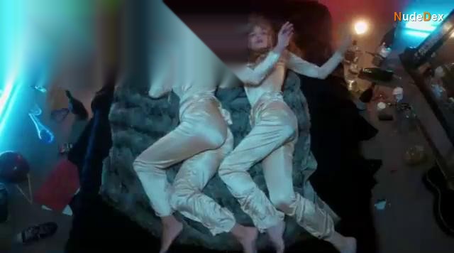Asia Argento in Alien Crystal Palace, photo 3