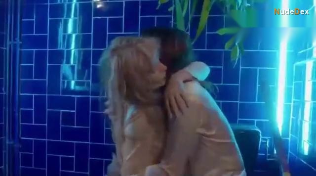 Asia Argento in Alien Crystal Palace, photo 9