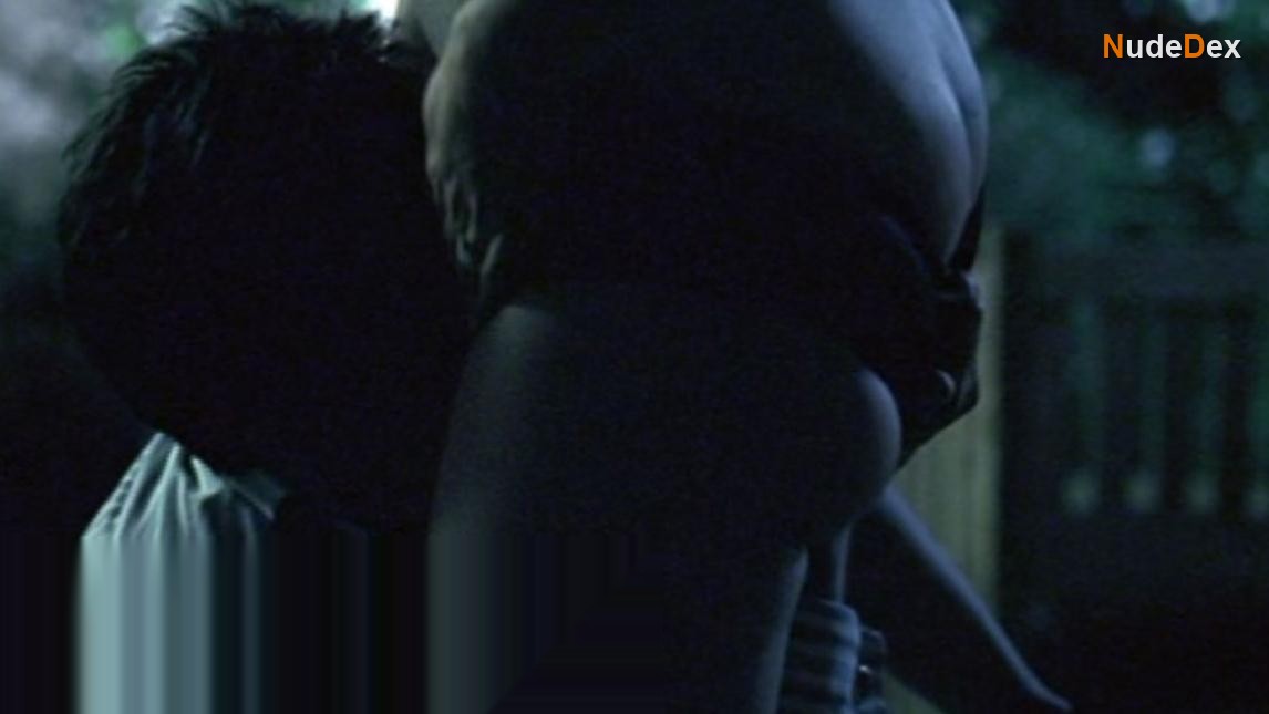 Asia Argento in Boarding Gate, photo 2