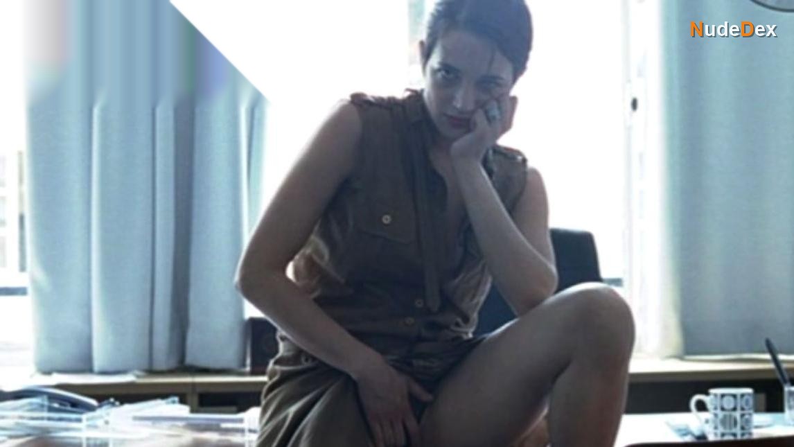 Asia Argento in Boarding Gate, photo 4