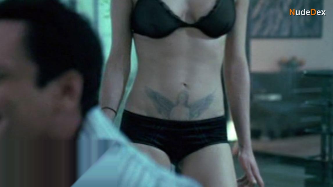 Asia Argento in Boarding Gate, photo 5