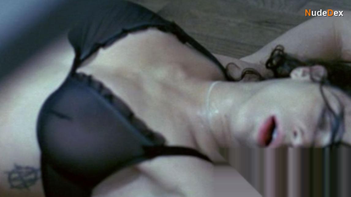 Asia Argento in Boarding Gate, photo 6